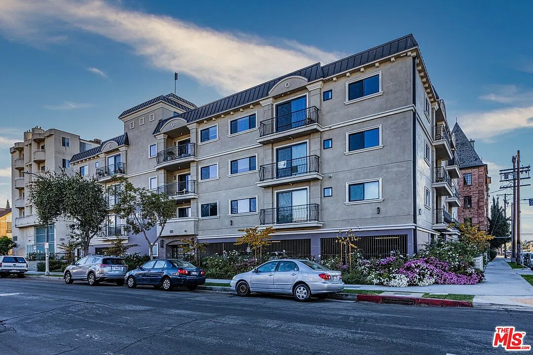 3 bed, 2.0 bath, 1617 sqft, $3,850 — Photo 2