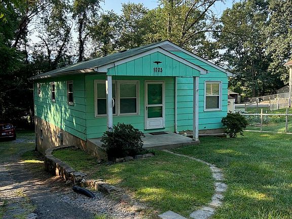3rd image of 1025 E Dolly Ann Dr