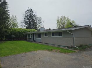 2121 S Commerce Rd, Wolverine Lake, MI 48390