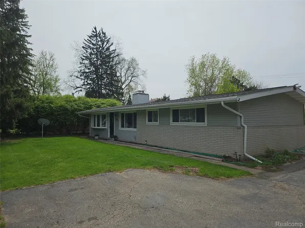 2121 S Commerce Rd, Wolverine Lake, MI 48390