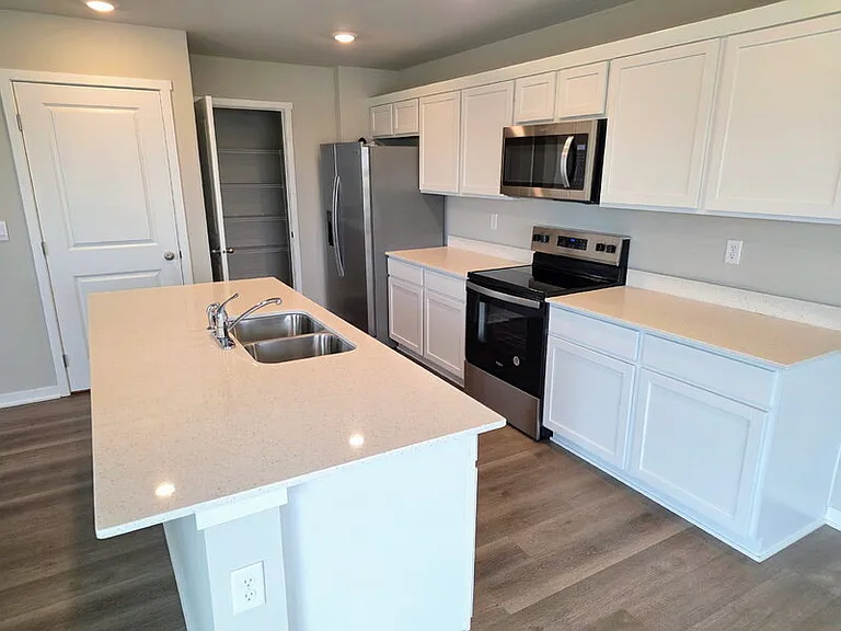 655 NW Williamsburg Ln — Photo 5