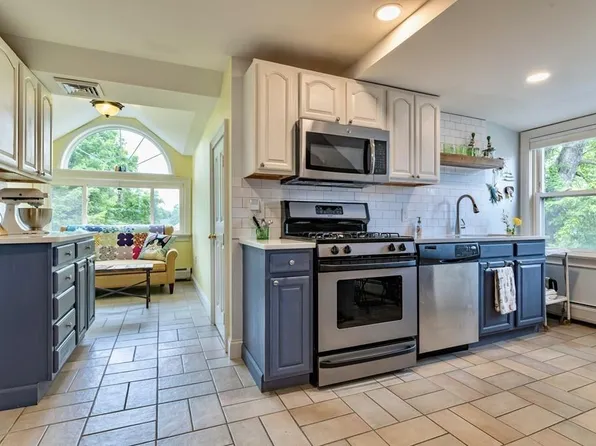 30 Graves Ave #B, Northampton, MA 01060