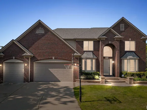1231 Burns Dr, Troy, MI 48083