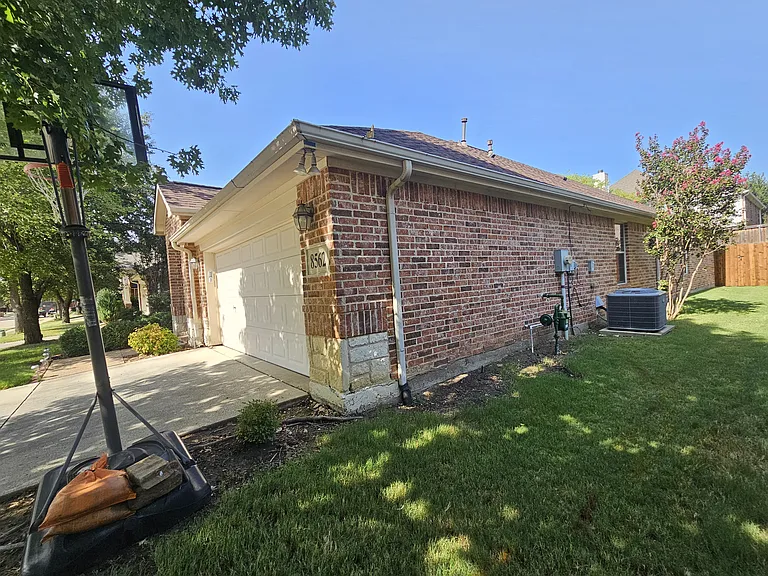8562 Robertson Dr — Photo 3