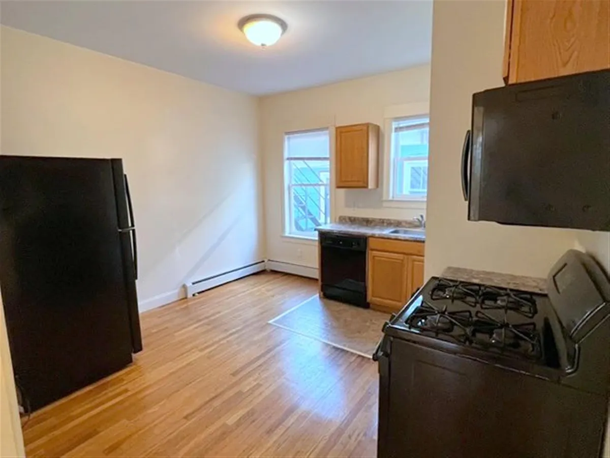 Building Photo - 37 Oak St #2F
