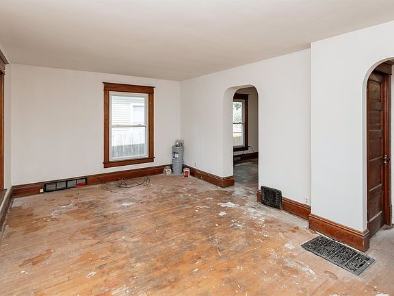 4th image of 1004 E Washington Ave