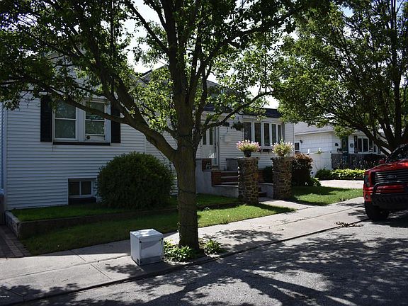 3rd image of 60 Hickory Ave