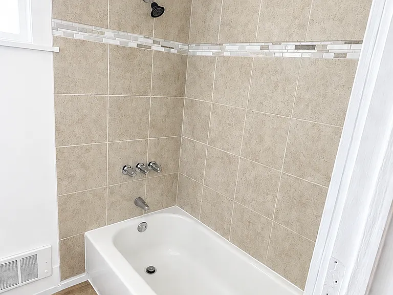 bathtub that is easy to step in and out