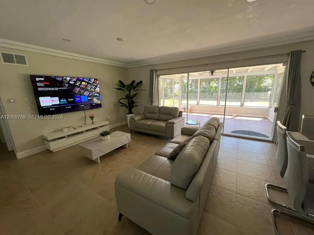3 bed, 2.0 bath, 1300 sqft, $2,600 — Photo 3