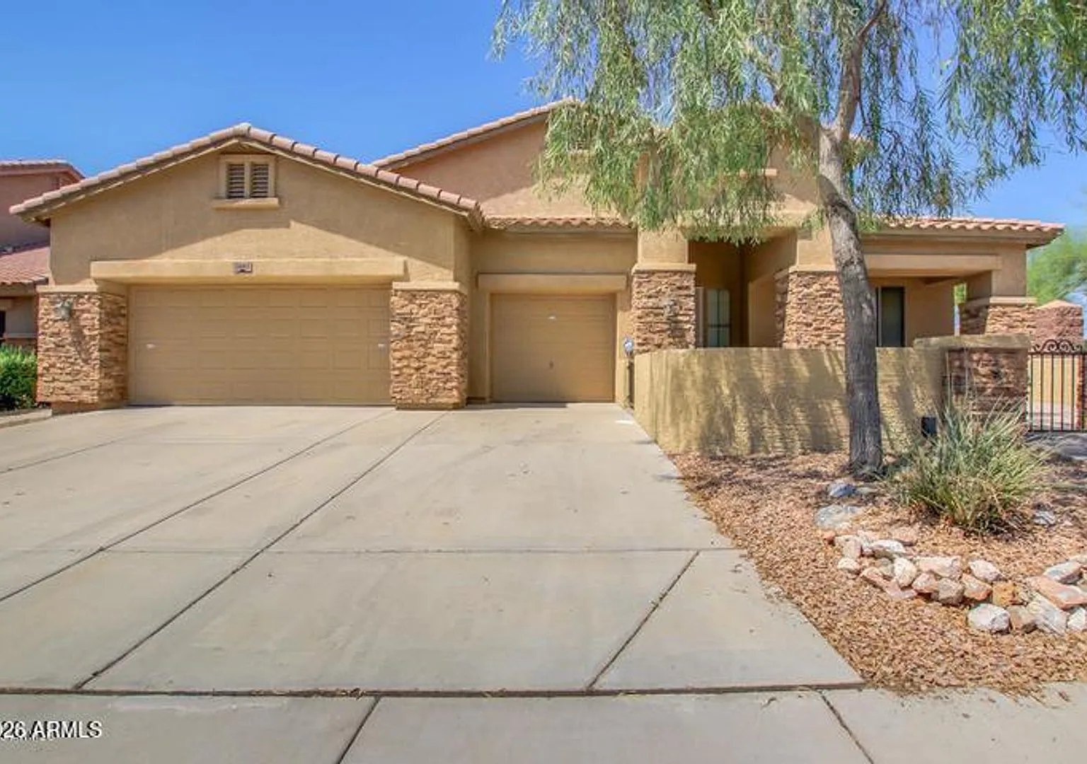 Gorgeous 4 bed 3 bath Single Level Home in Norterra Area — Photo 1