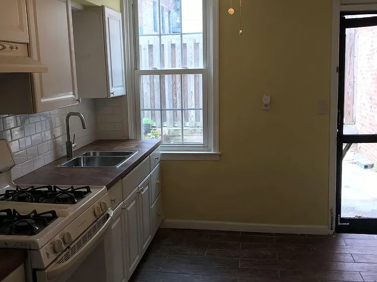 894 Tyson St — Photo 2
