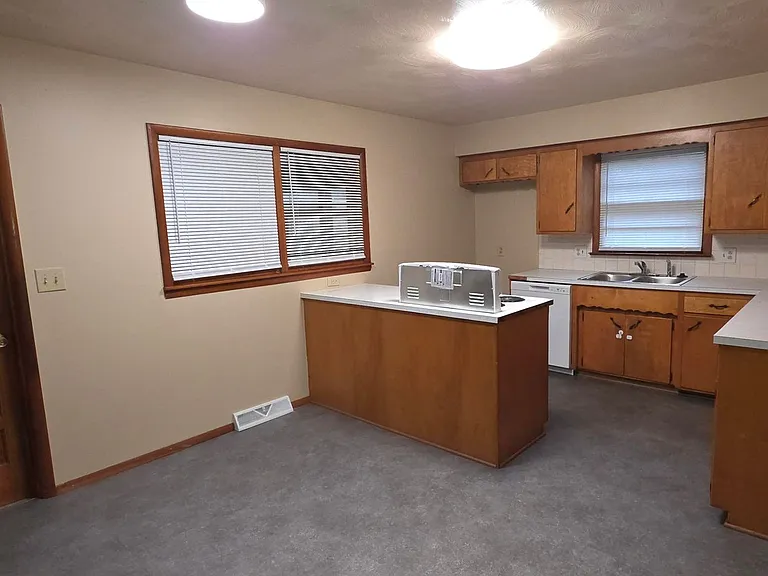 2223 N Link Ave — Photo 7