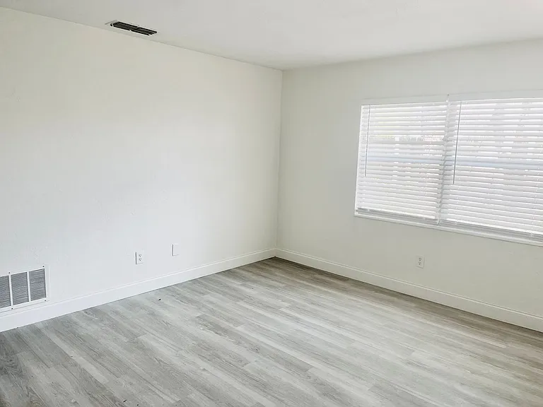 2 Bedroom/1 Bathroom Move-in Ready Townhome w\ 1 Month Free Rent!! — Photo 12