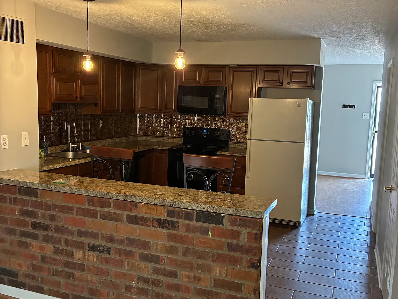 2 bed, 1.5 bath, 1122 sqft, $1,300 — Photo 1