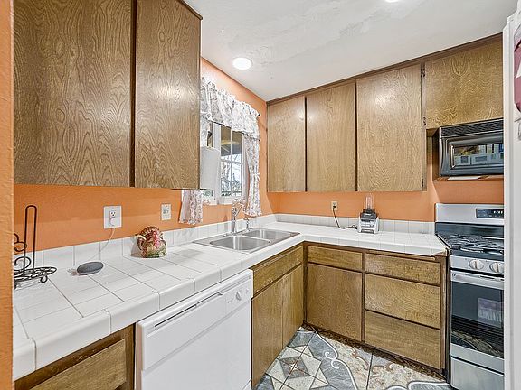 3rd image of 21990 Garden Dr