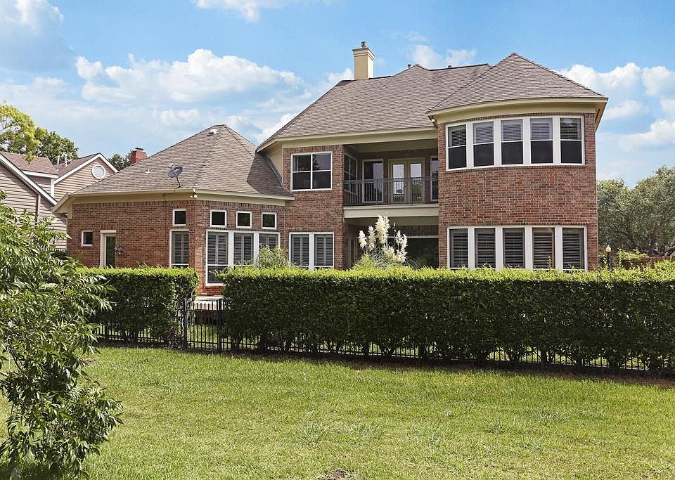 Welcome to 66 Greensward centrally located in the heart of Sugar Land. This is a view of the back of