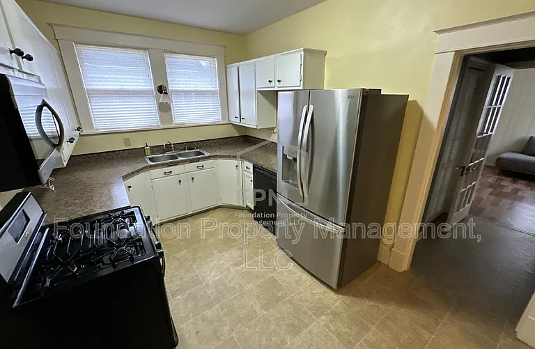 954 Sheridan St — Photo 6