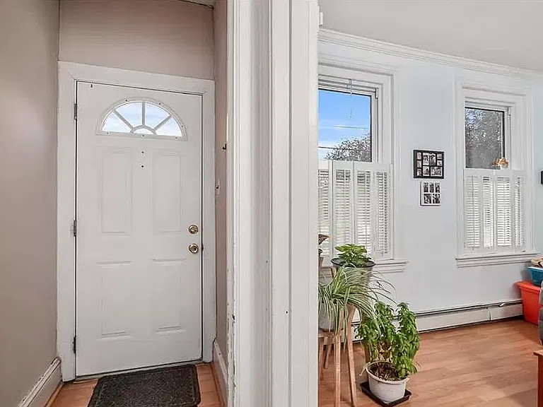 227 E Garrison St — Photo 3