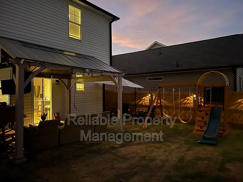 3 bed, 2.5 bath, $1,999 — Photo 2