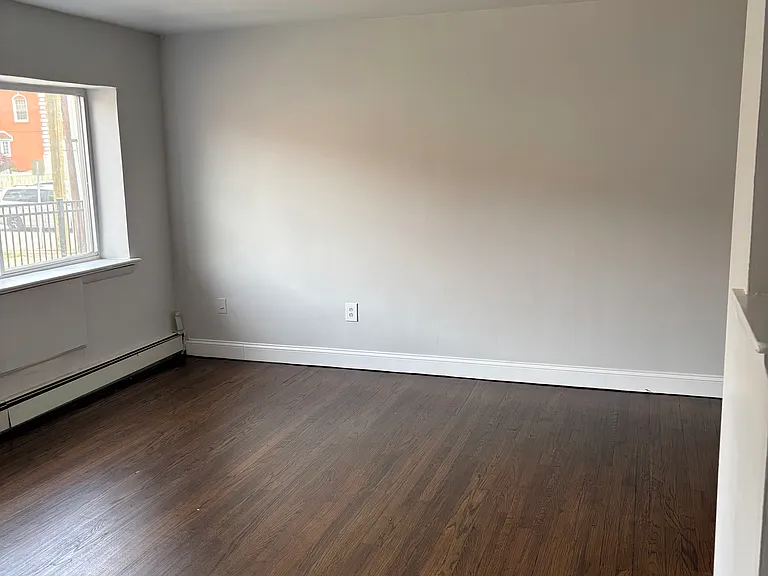 534 W 7th St #1B — Photo 6