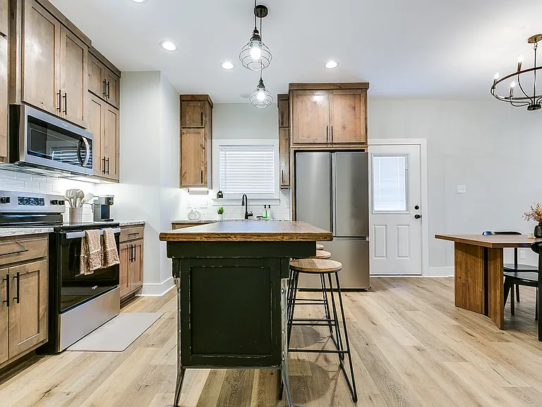 1045 Holiday Dr — Photo 12