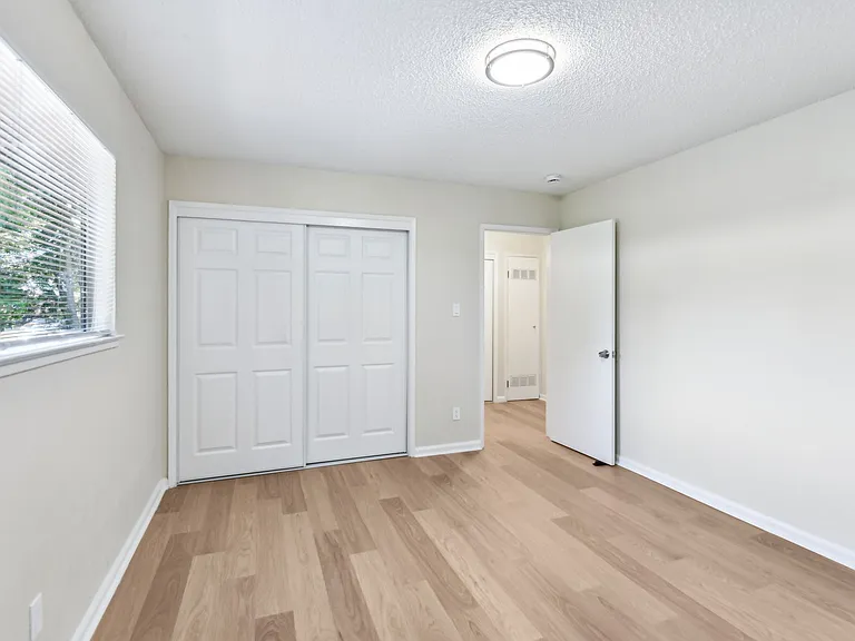 ROCKINGHAM APARTMENTS — Photo 19