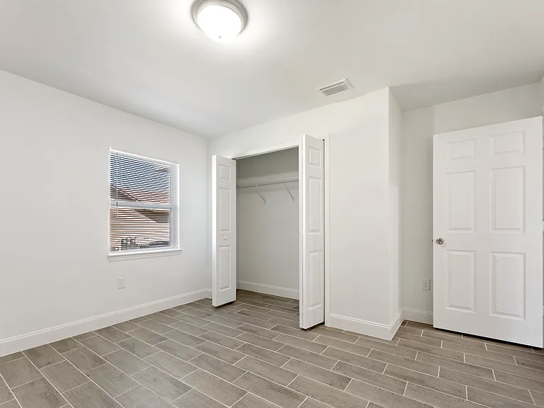 2nd bedroom w/closet