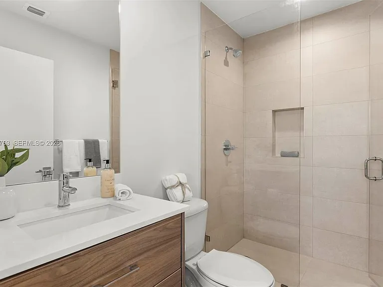 1376 SW 4th St #7 — Photo 7