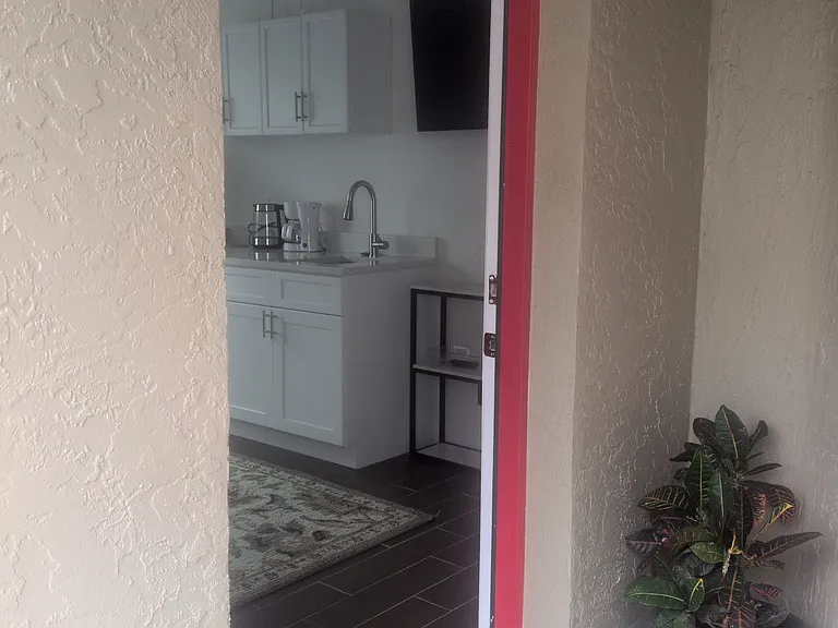 1426 Silverthorn Dr — Photo 2