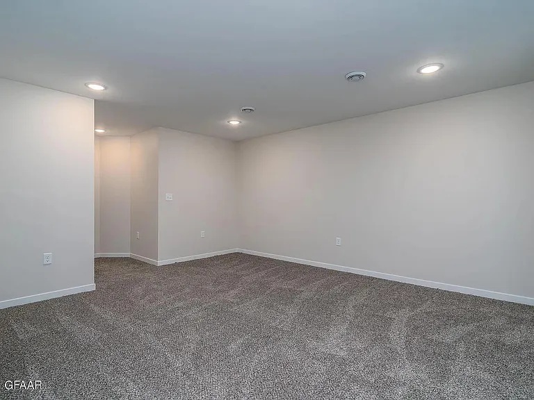 895 Thames Ct — Photo 29