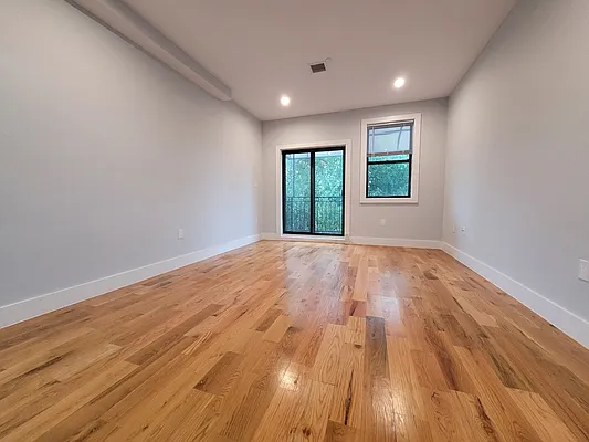 Rented by EXR | media 15