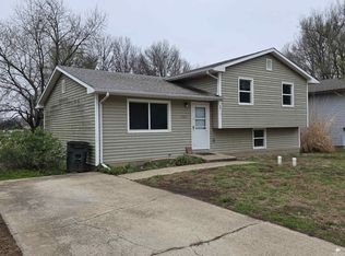 1702 Lilac Ln, Wamego, KS 66547
