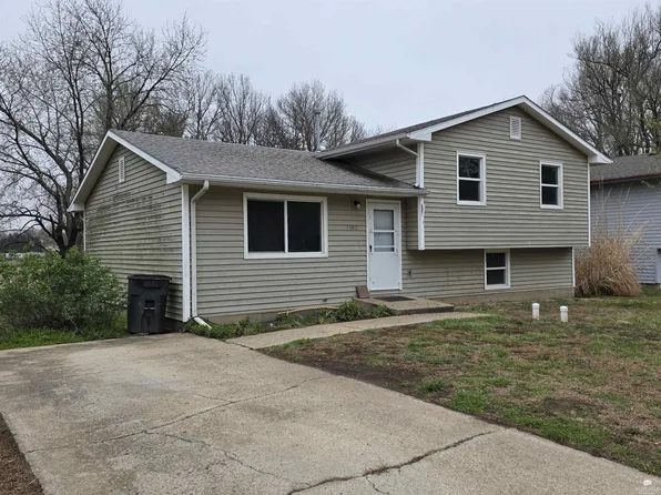 1702 Lilac Ln, Wamego, KS 66547