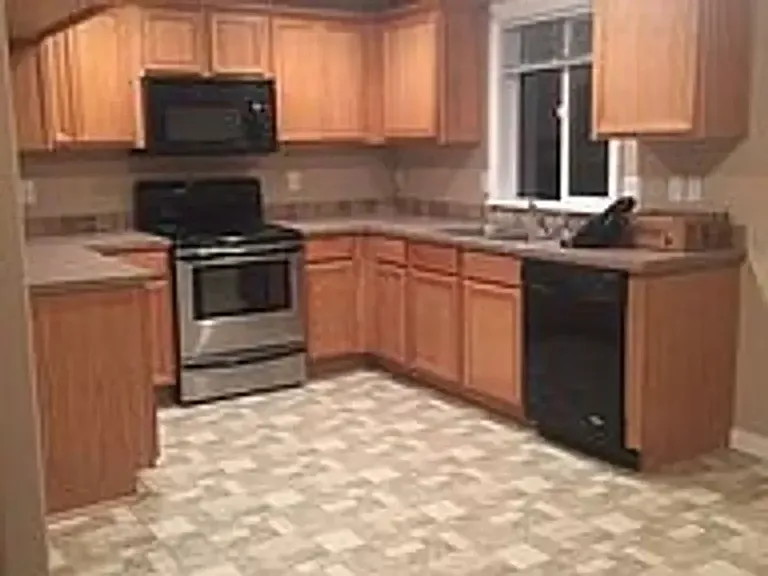 622 Trinity St NE — Photo 4