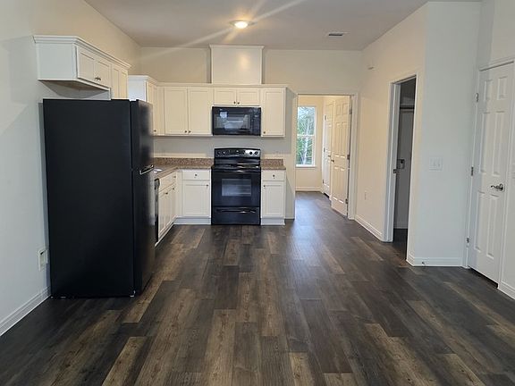 3rd image of 6311 White Oak Dr