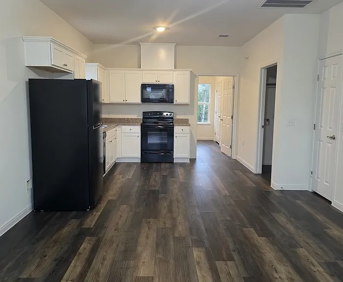 6311 White Oak Dr — Photo 2