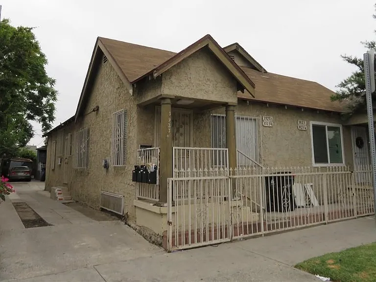 3923 S South Normandie Ave — Photo 1
