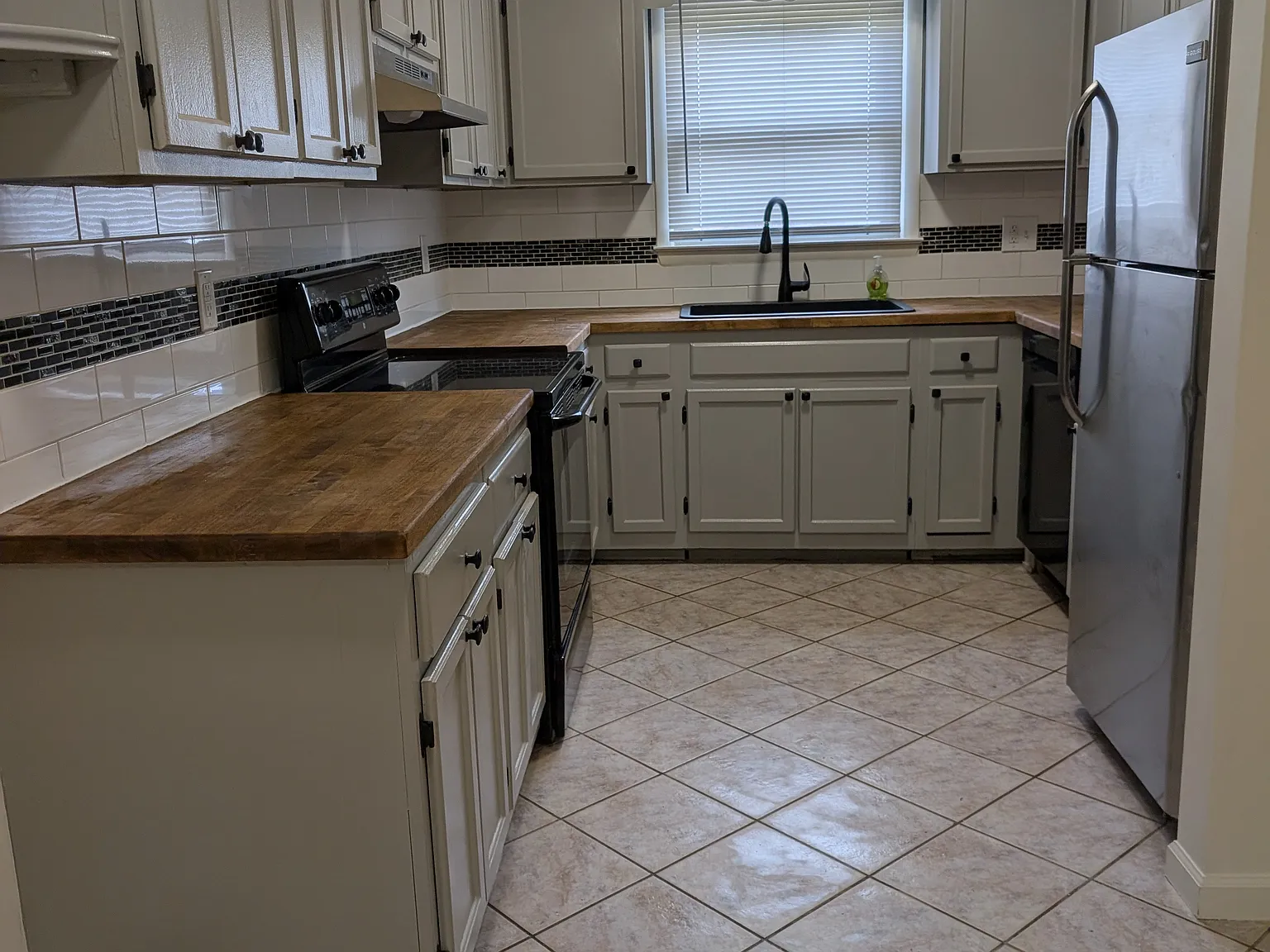 4 bed, 1.5 bath, 1600 sqft, $1,500 — Photo 2