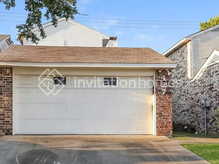427 Dawn Dr — Photo 1