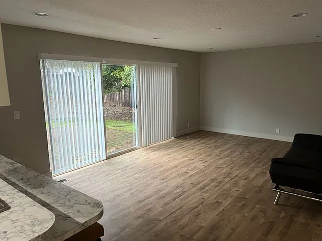 3 bed, 1948 sqft, $2,400 — Photo 2