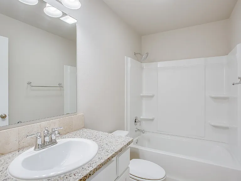 14204 Vernon Ave — Photo 3