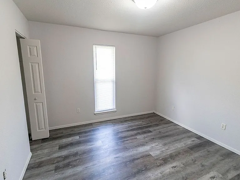 215 N West Blvd — Photo 9