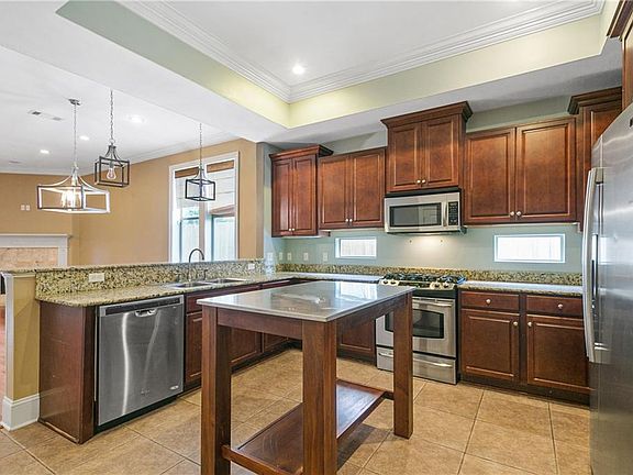 4th image of 805 Waltham St