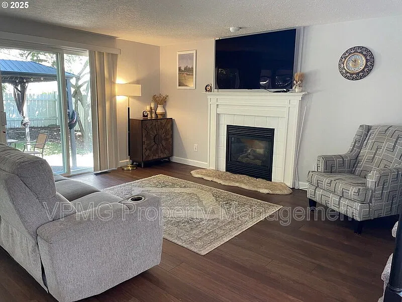 3 bed, 2.5 bath, 1916 sqft, $3,095 — Photo 3