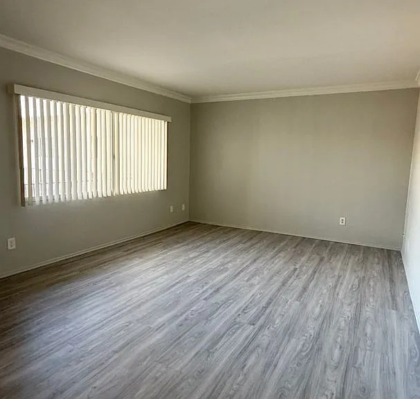10059 Pinewood Ave — Photo 6