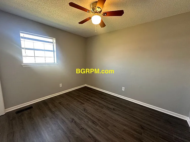 1099 W Elm St — Photo 33