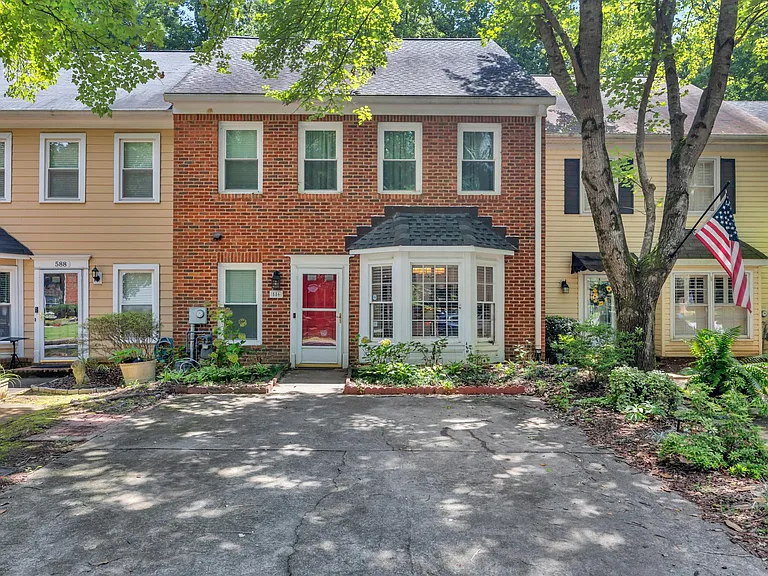 586 Saint James Walk SE — Photo 5