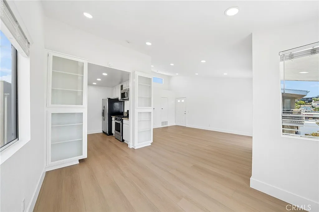 2 bed, 1200 sqft, $4,200 — Photo 4