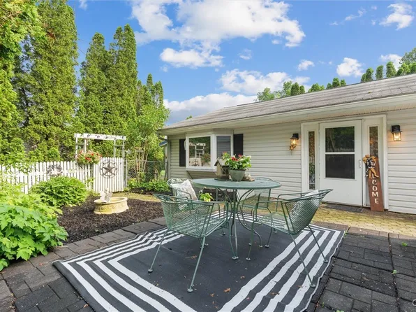 55 Ainslee Dr, Pennellville, NY 13132