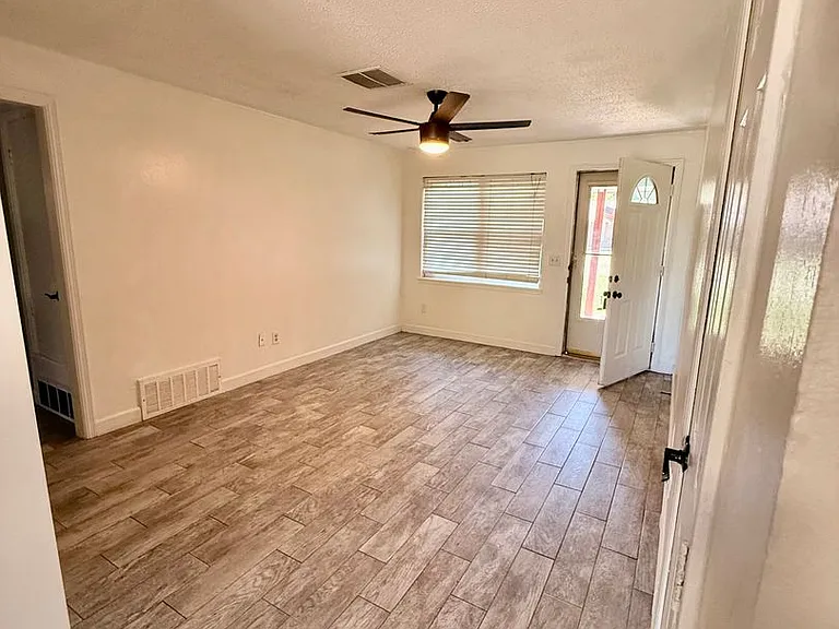 605 SW 10th St — Photo 9